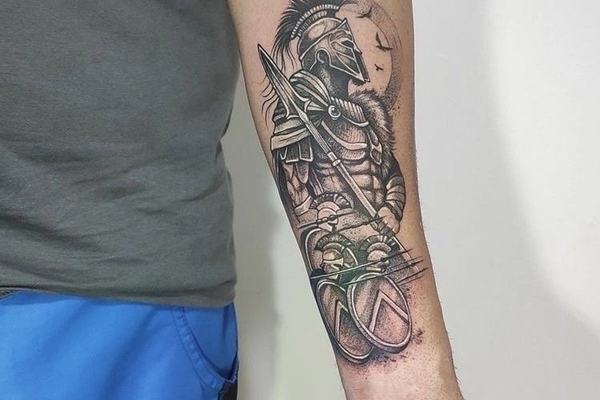Krijger tattoo op de onderarm in black and grey