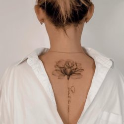 Vrouwelijke tattoo's op de rug