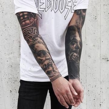 Zwart-grijze sleeve tattoos op beide armen