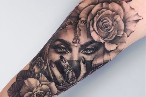 Realistische portret tattoo op de onderarm met roos