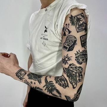 Patchwork tattoo sleeve met kleine symbolen