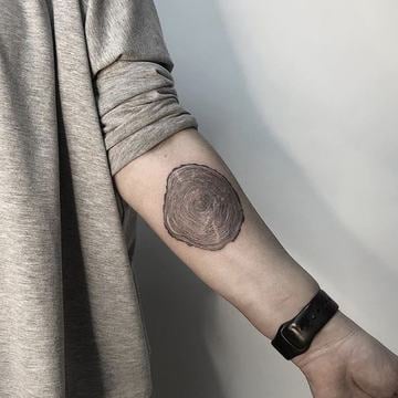 Kleine cirkel tattoo op de onderarm