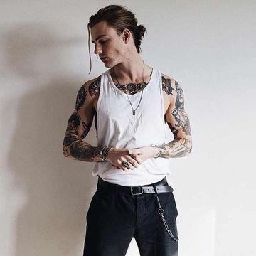 Mannen sleeve tattoo met donkere motieven