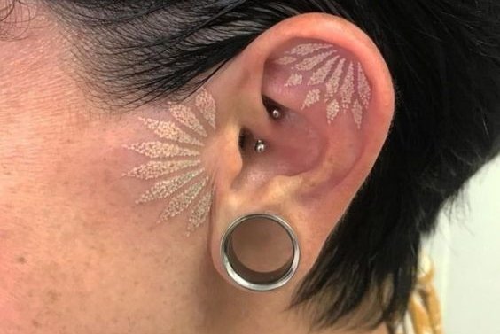 Тату на ухе (24)