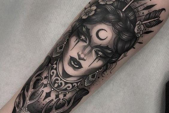 Black and grey portret tattoo op de onderarm