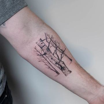 Kleine bos tattoo op de binnenkant van de onderarm