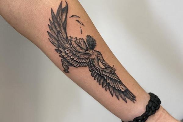 Engel tattoo op de onderarm met vleugels
